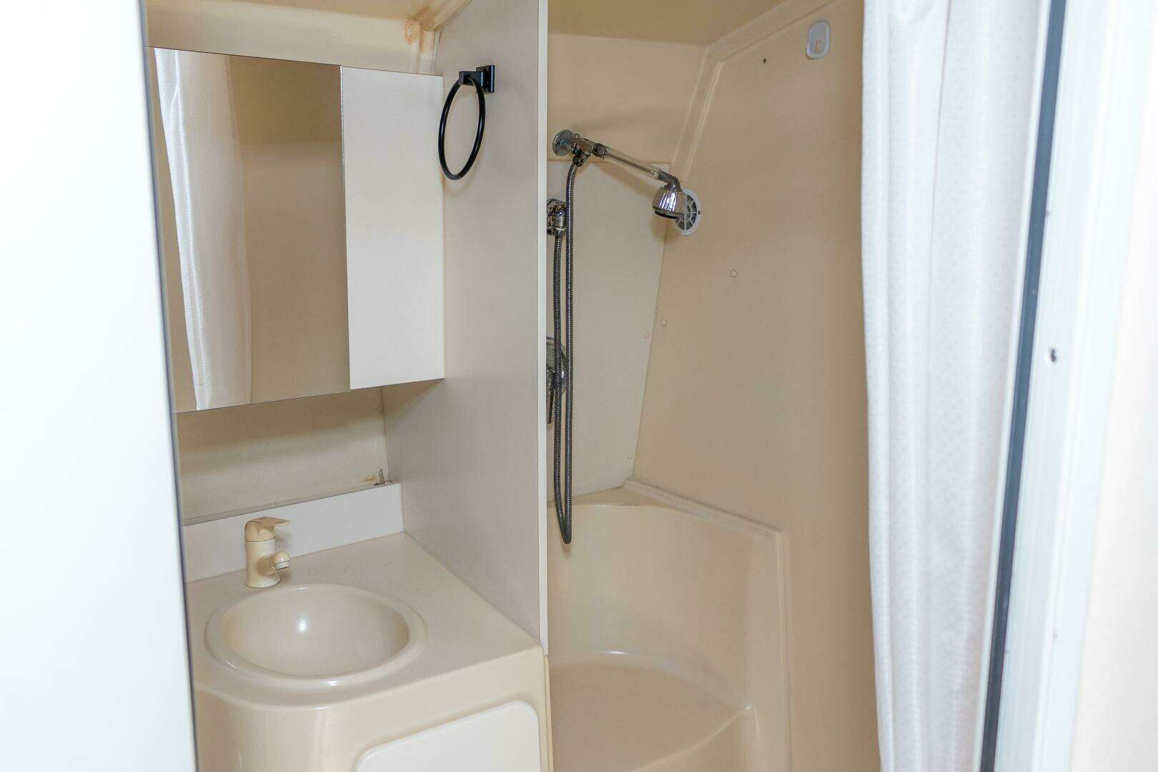 1995 Cruisers ESPRIT 3570 - Image 33