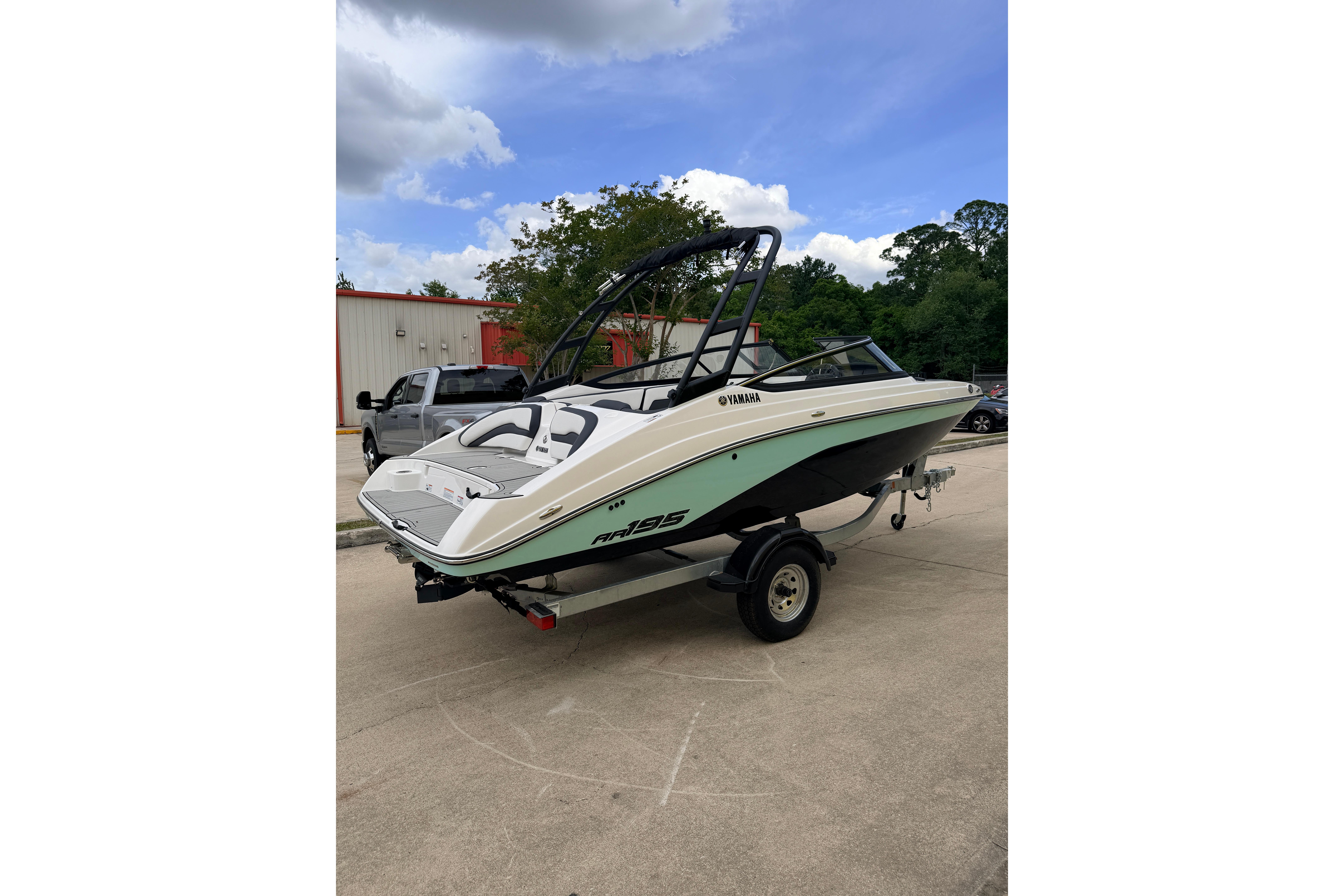 2026 Yamaha Boats AR195