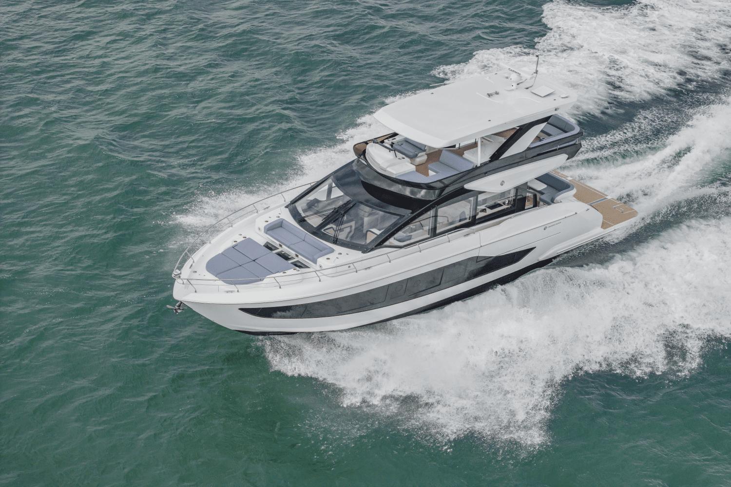 2026 Cruisers Yachts 57 Fly