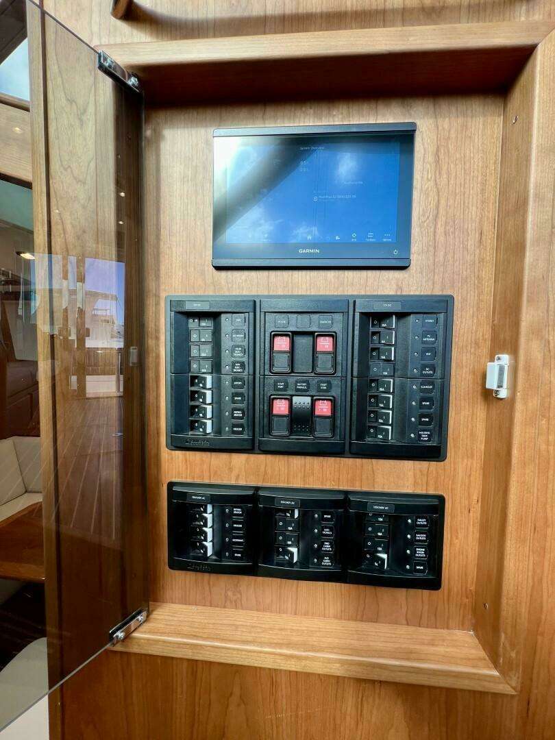 2027 Sabre 43 Salon Express - Image 24