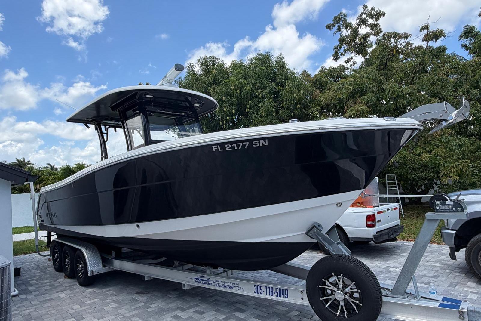 2017 Robalo R302 Center Console