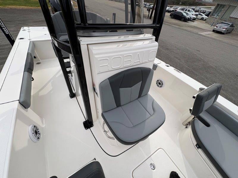 2025 Robalo 226 Cayman - 49
