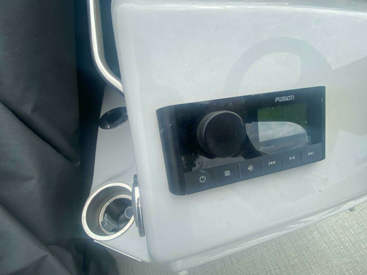 2022 Tahoe GT2585 Center Console Fishing Tritoon - Image 11
