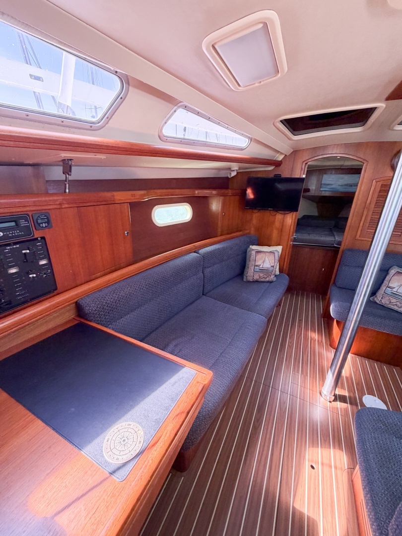 2005 Hunter 36 - Image 46