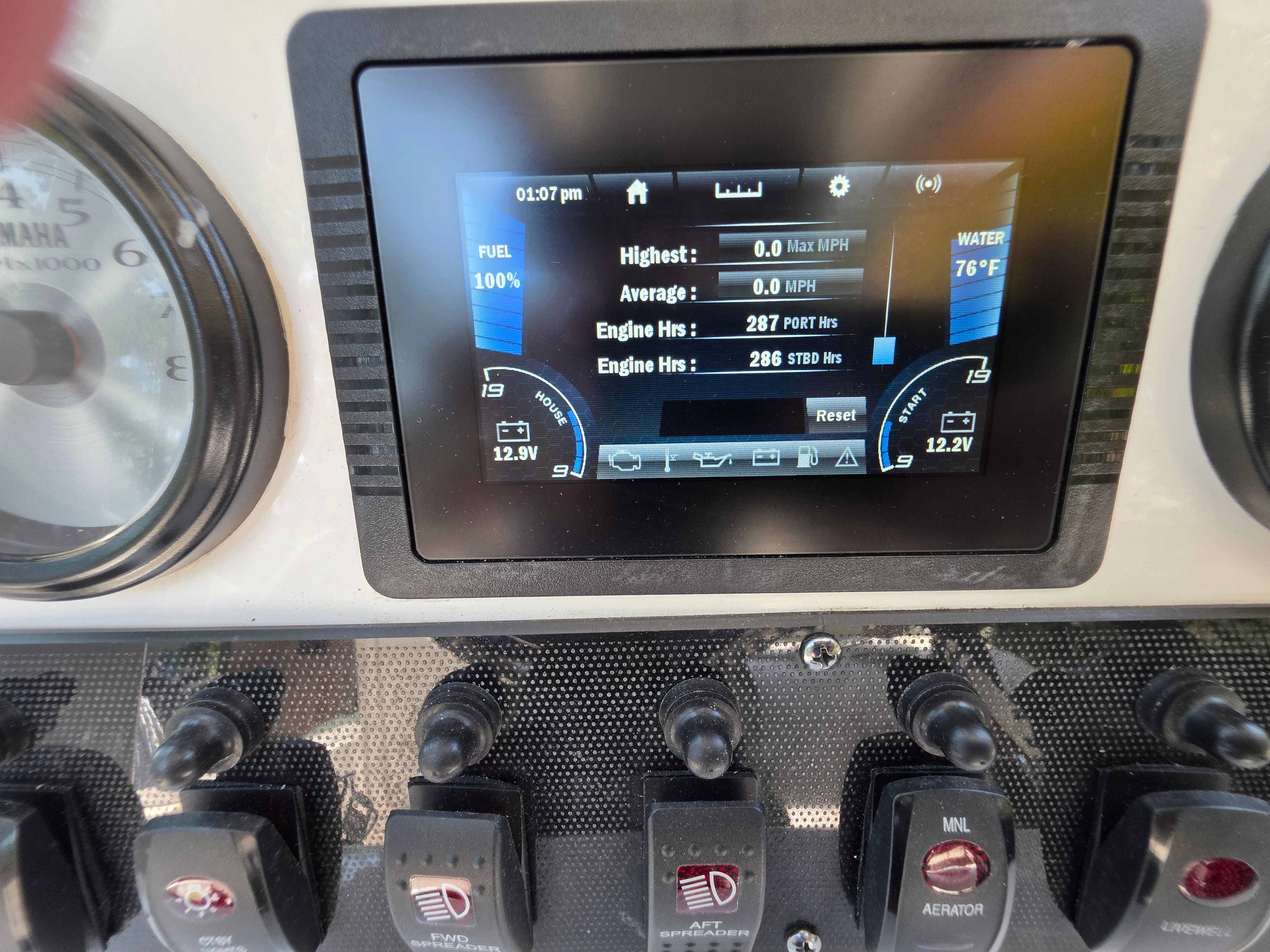 Yamaha 210 FSH Sport 2020 boat instruments and display.