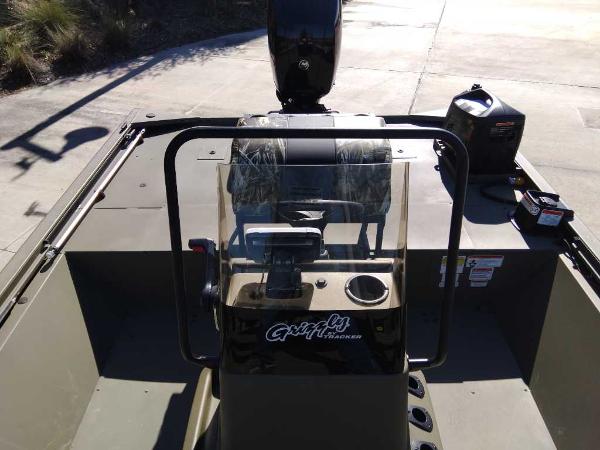 2024 Tracker Grizzly 2072 CC Sportsman boat console and seating area.