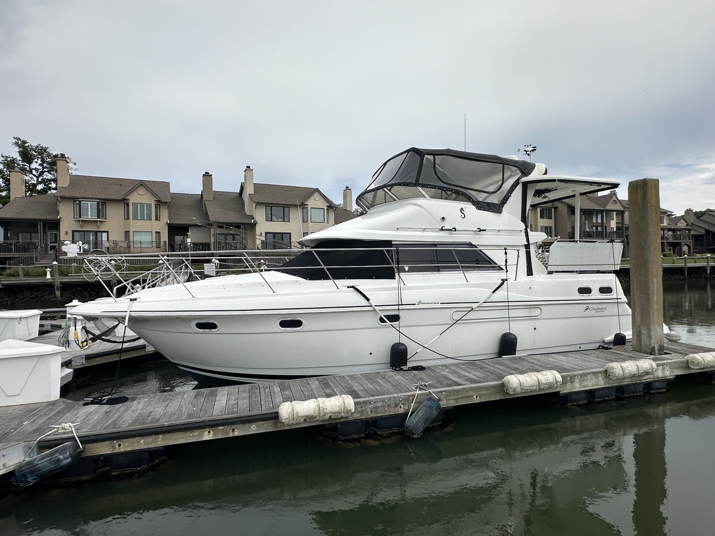 1998 Cruisers Yachts 3650 Aft Cabin - Image 8