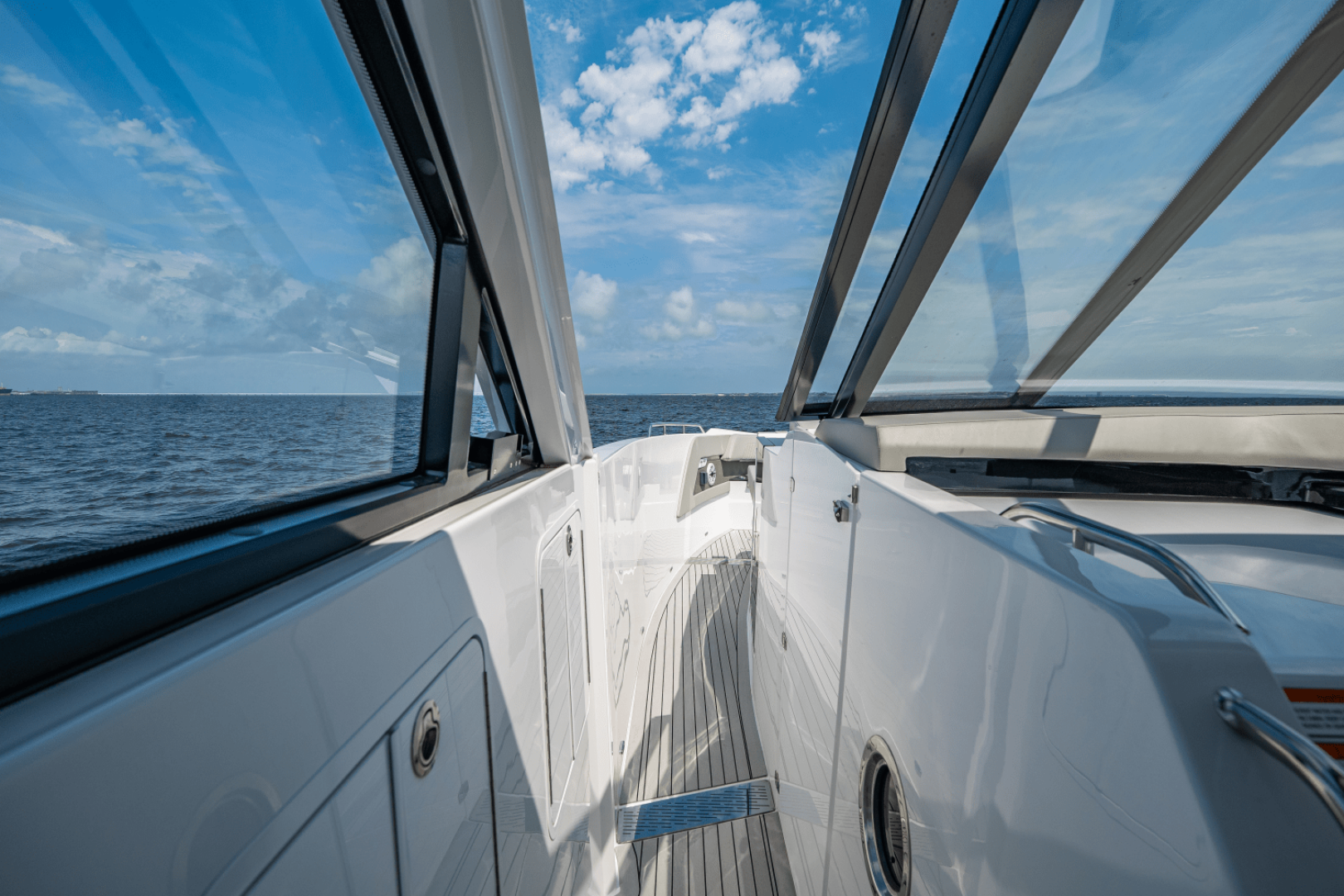 2025 Cruisers Yachts 50 GLS - Image 54