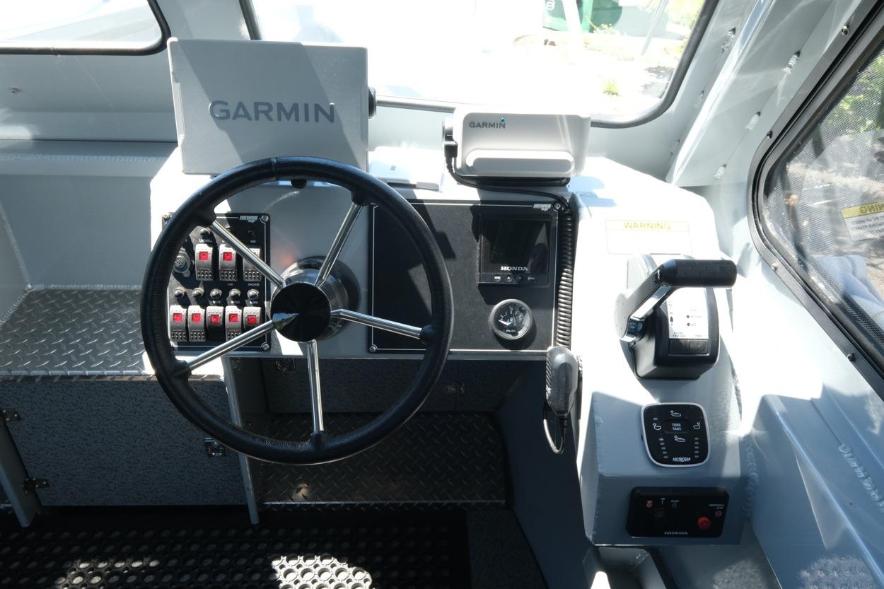 2018 Hewescraft 220 Ocean Pro ET Hardtop helm with Garmin navigation system.