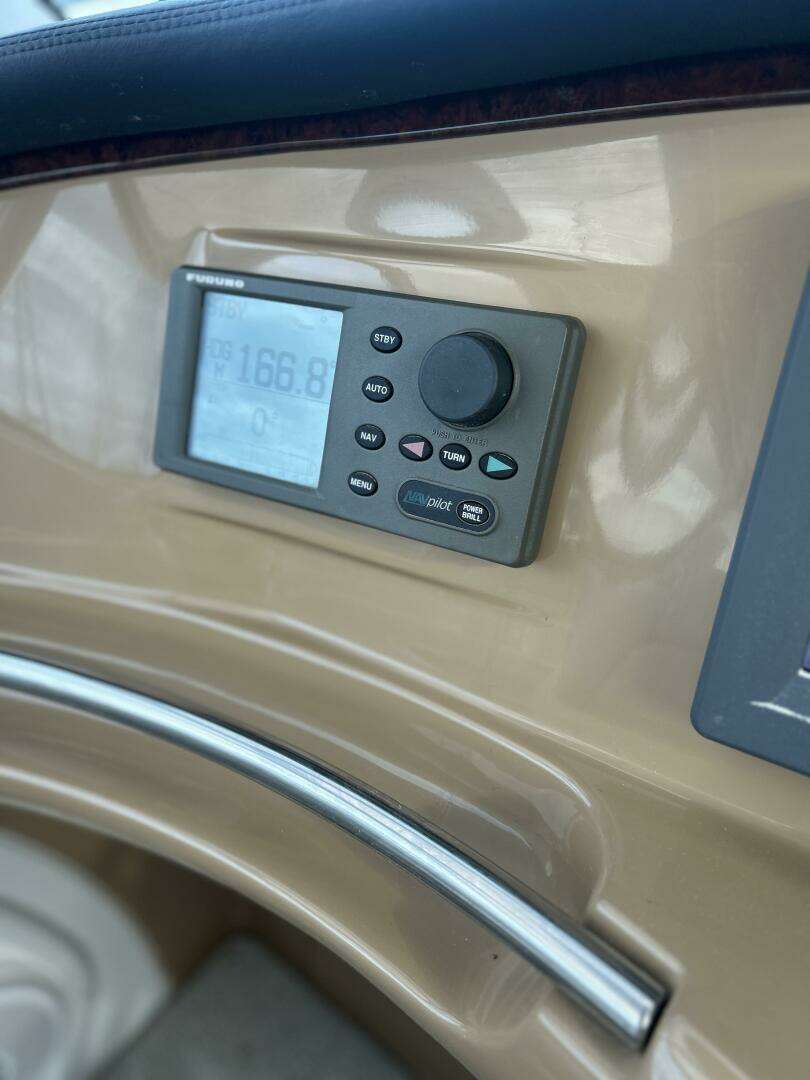 2003 Carver 466 Motor Yacht - Image 31