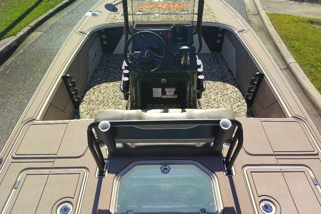 2026 Mako 18 Pro Skiff Backwater Edition boat interior with steering console and seating.
