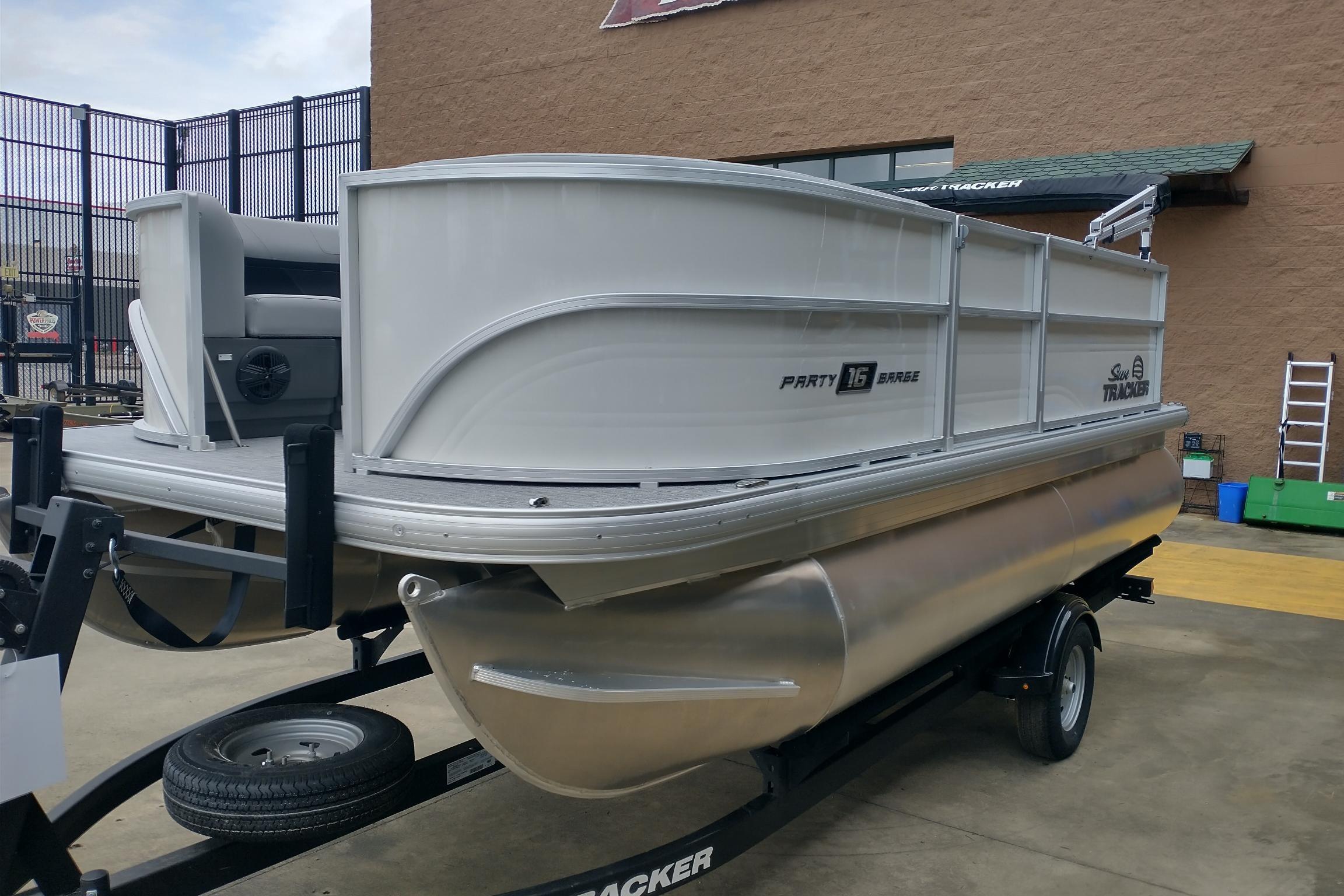 2026 Sun Tracker Party Barge 16 DLX