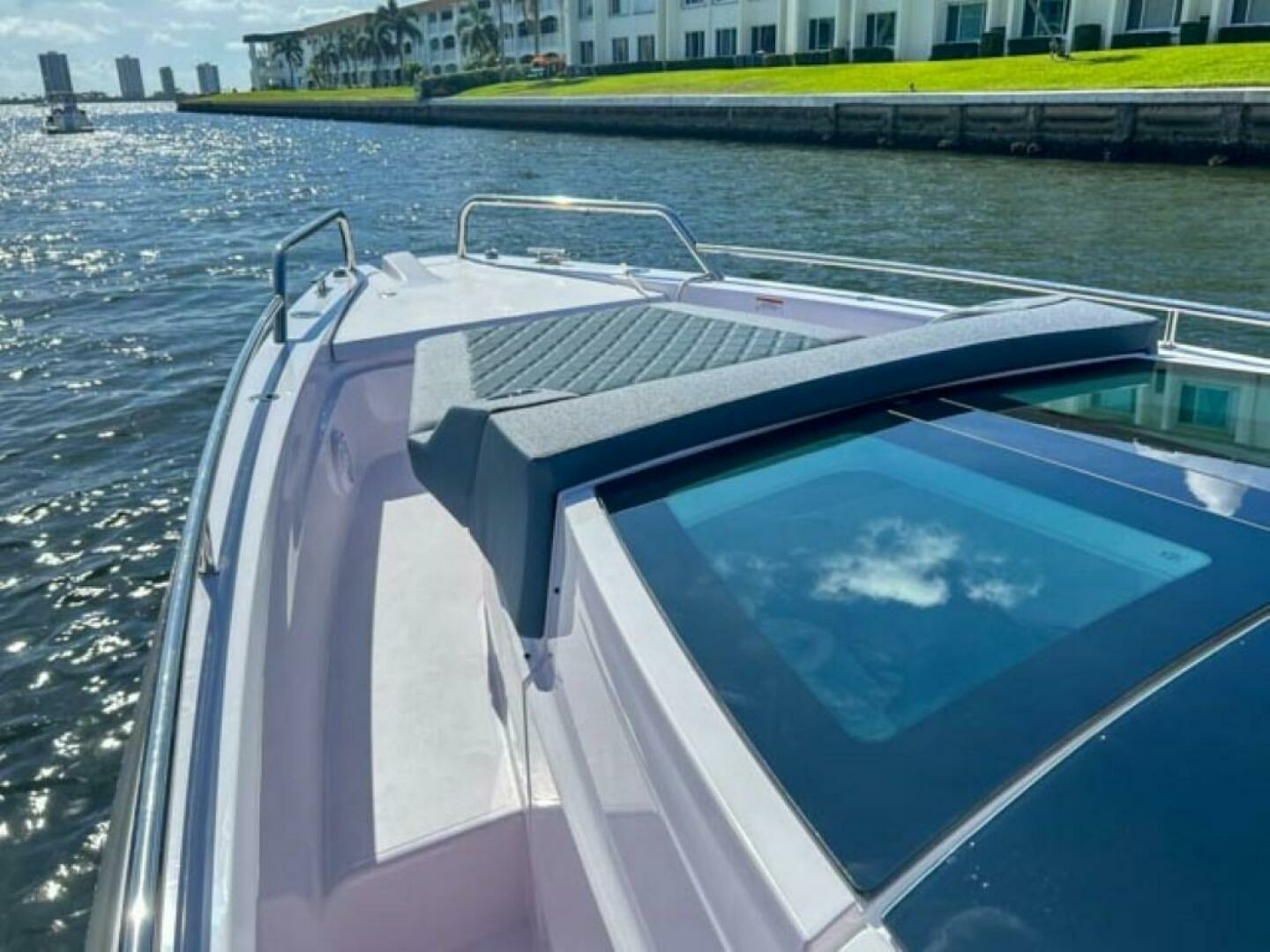 2024 Axopar 37XC CROSS CABIN - Image 8