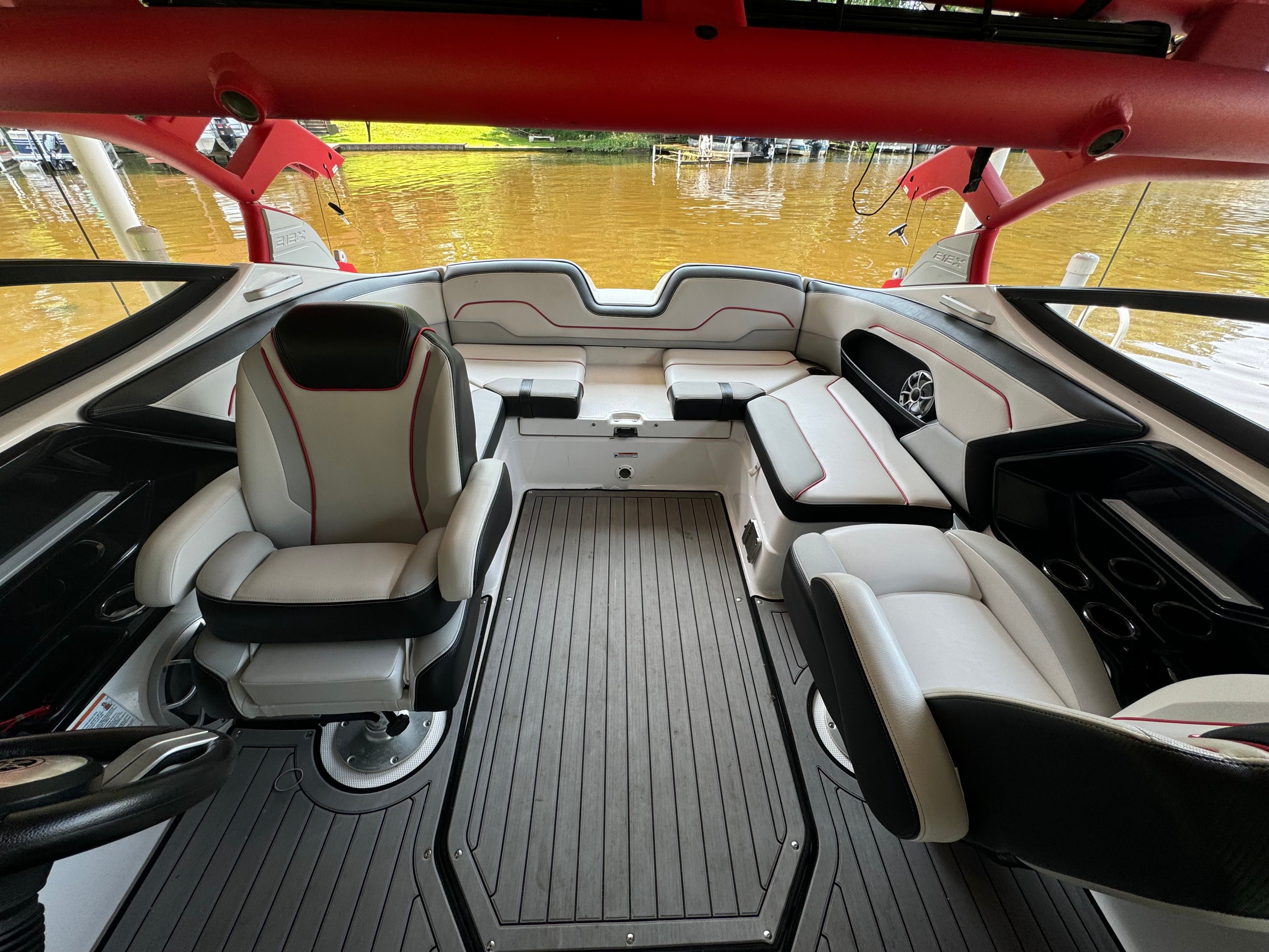 2018 Yamaha Boats 212X - 12