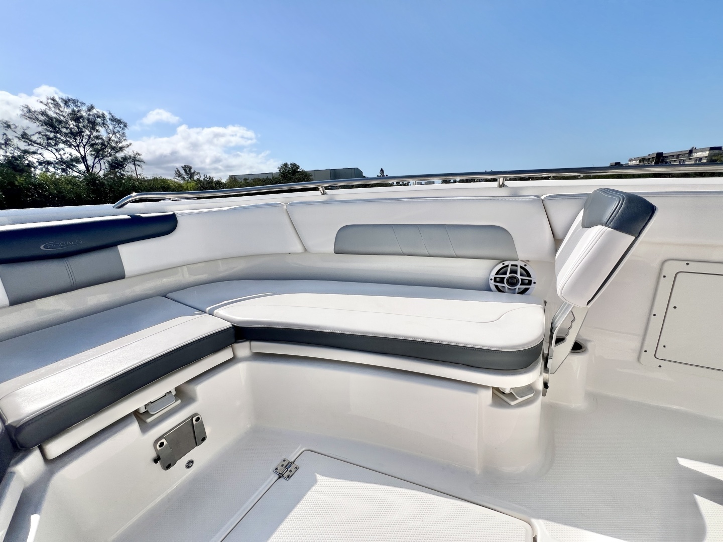 2021 Robalo R242 Explorer - Image 25
