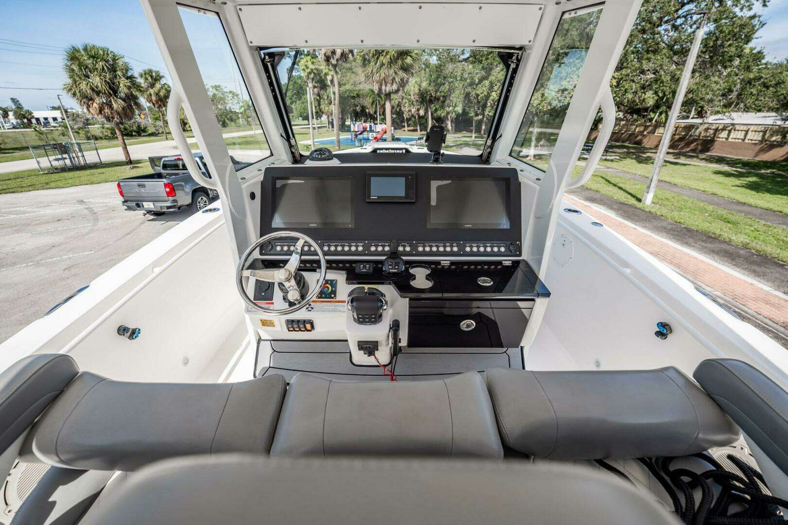 2021 Everglades 335 Center Console - Image 23