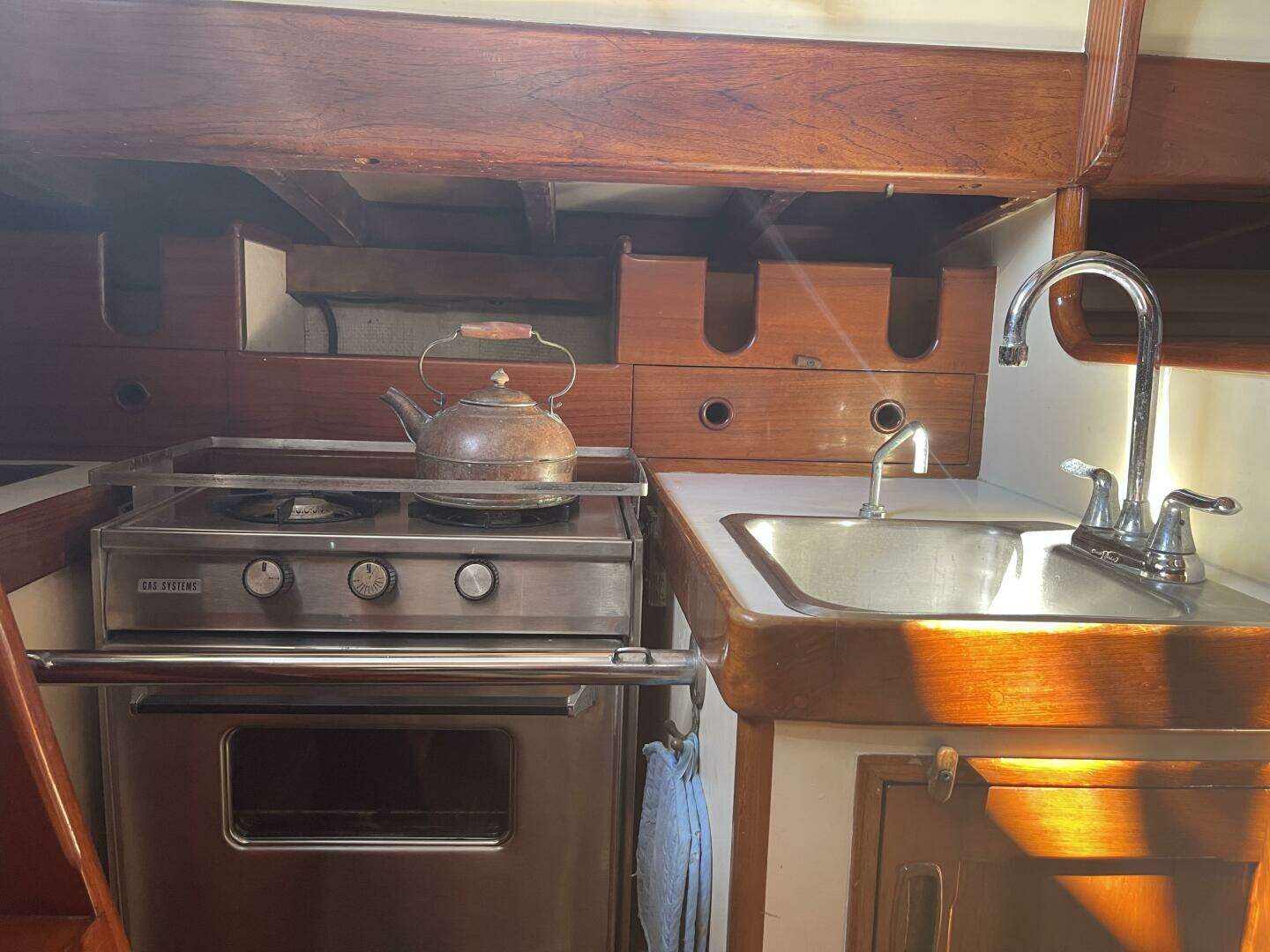 1982 Cape George 31 - Image 4