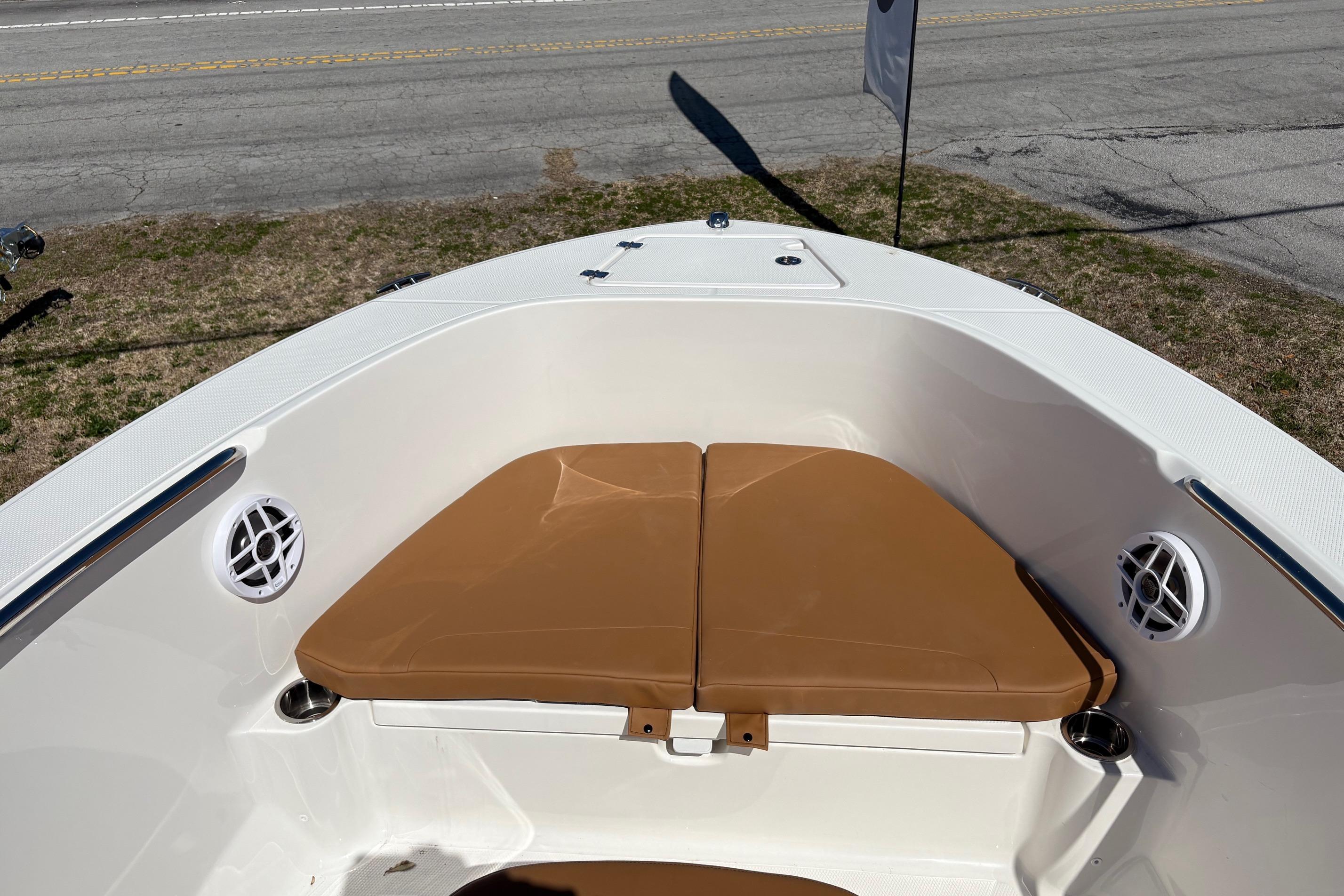 2026 Robalo R180 Center Console - 6