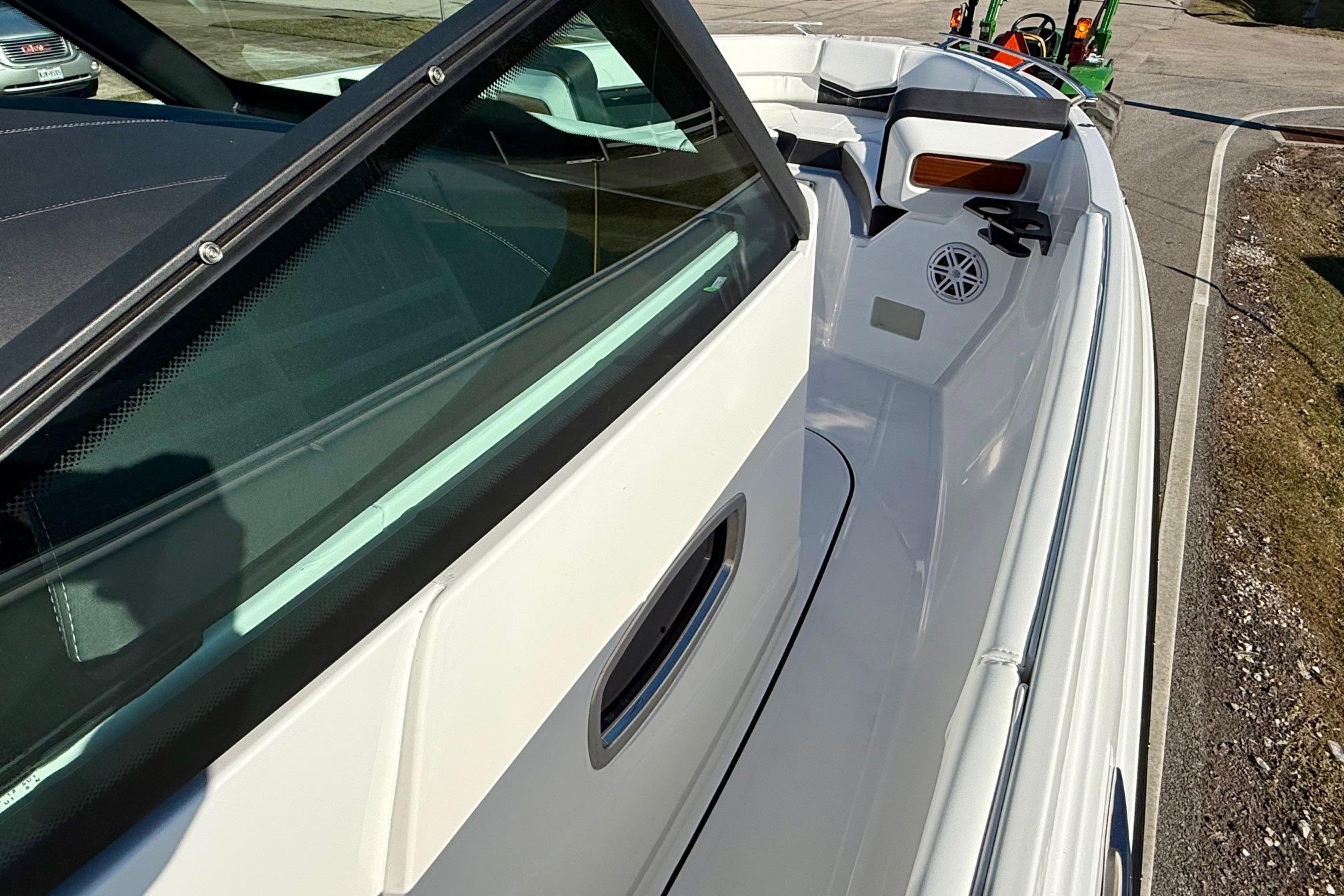 Monterey Elite 27 OB 2026, modern boat design, side view.