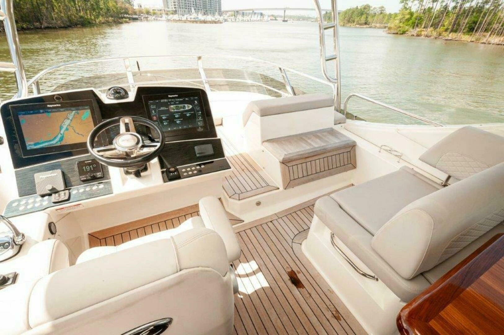 2018 Sea Ray L550 Flybridge - Image 4
