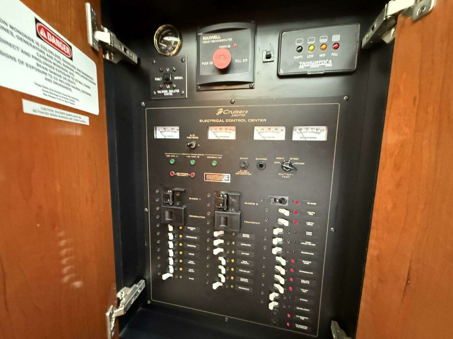 2004 Cruisers 370 Express - Image 26