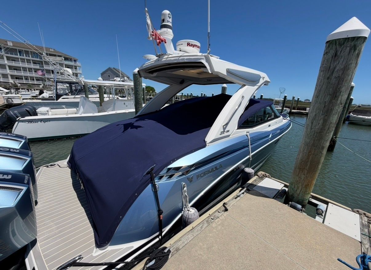 2025 Formula 330 Crossover Bowrider OB - 20