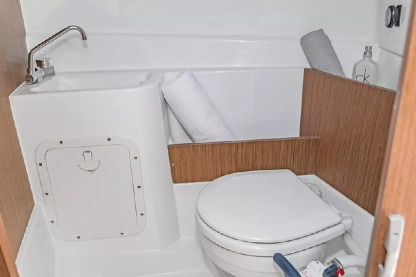 2026 Beneteau Antares 7 - Image 10