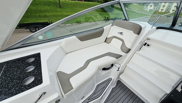 2016 Monterey 295 Sport Yacht - 11