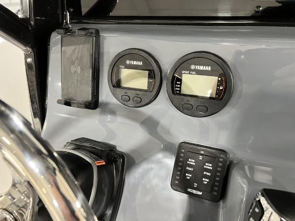 Dashboard of Tidewater 232 CC Adventure 2023 with Yamaha instruments.