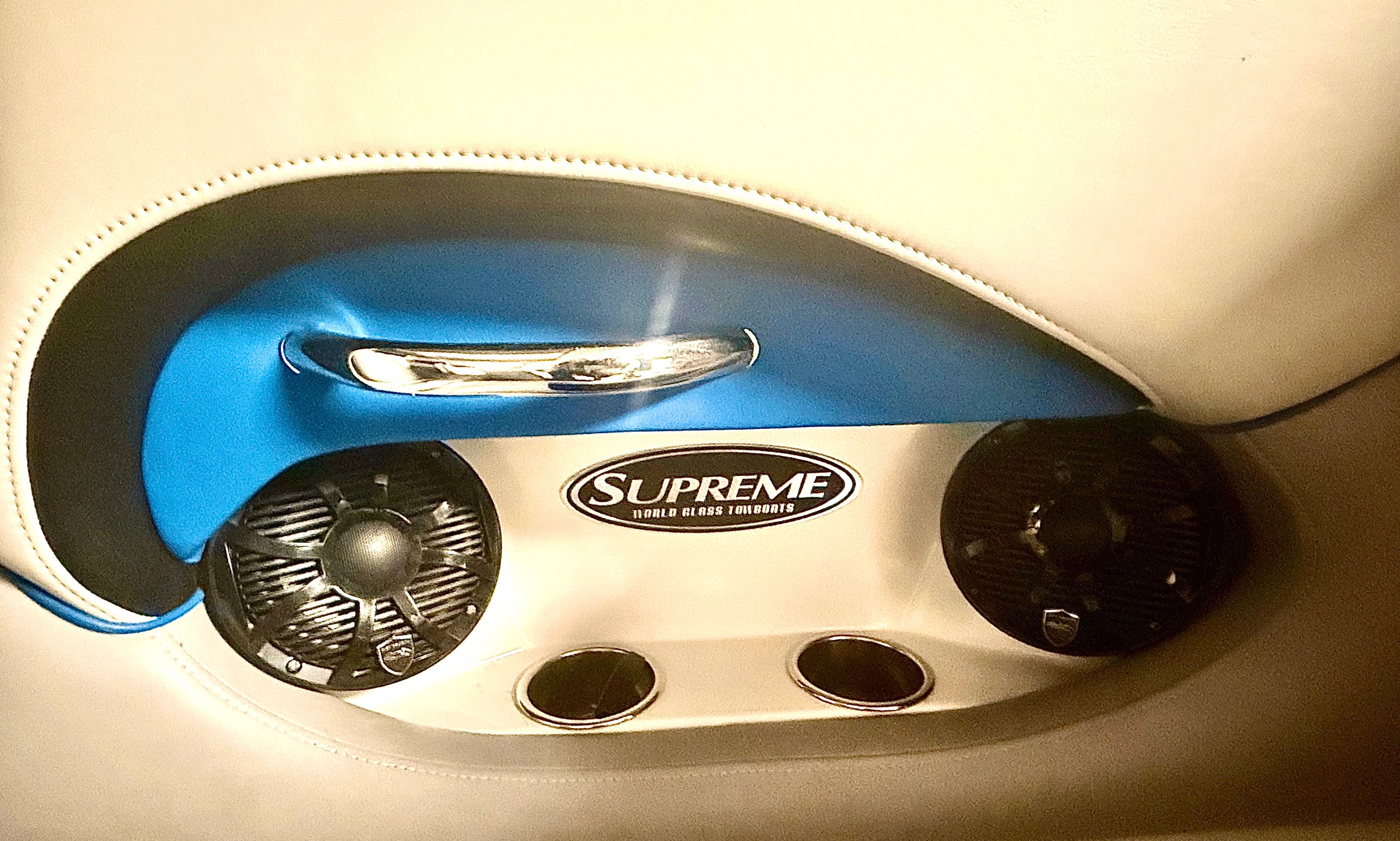 2011 Supreme V226 - 17