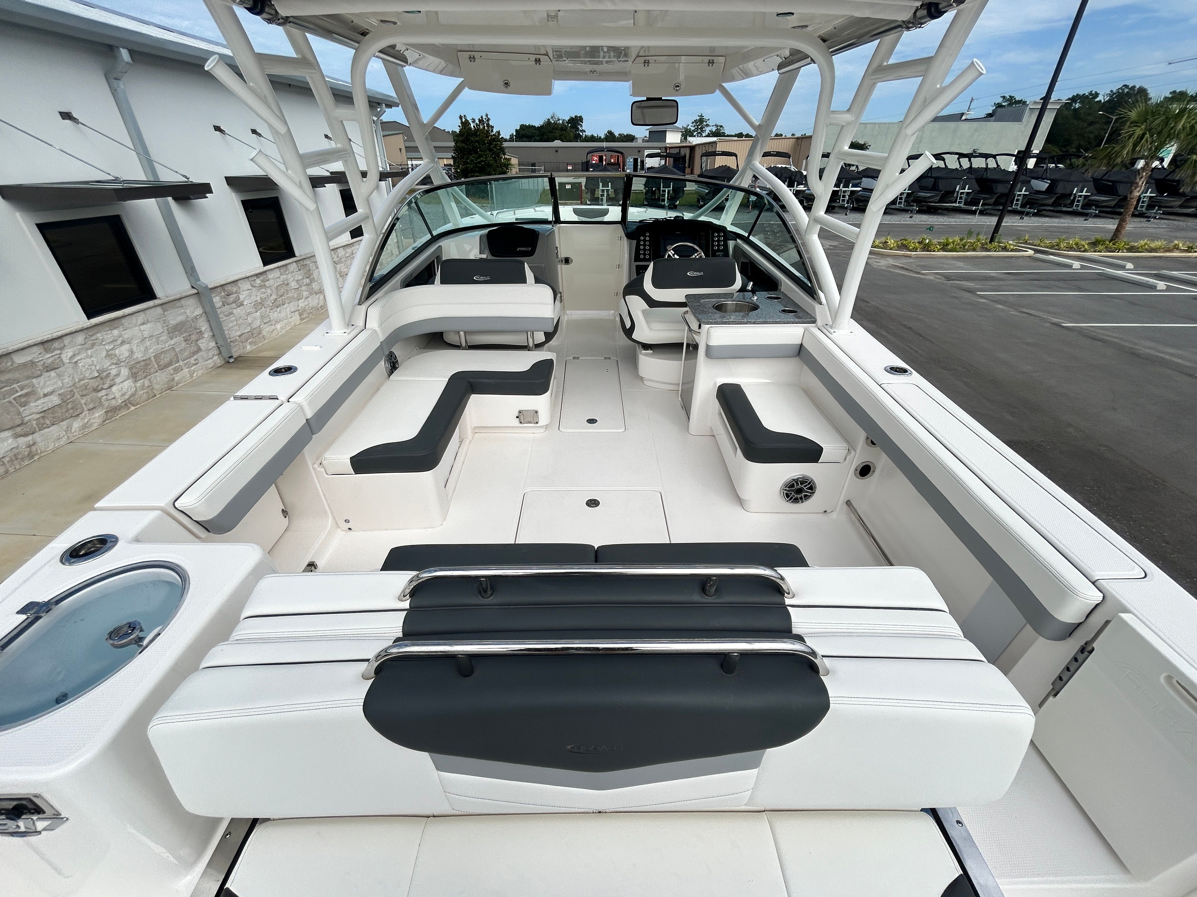 2025 Robalo R317 Dual Console - 23
