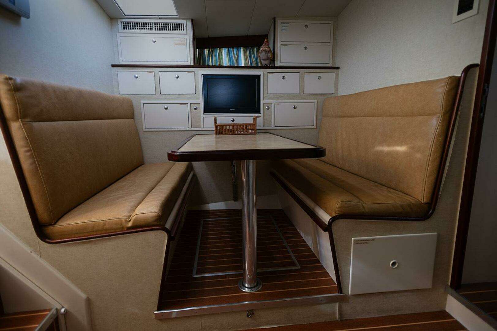 1969 Derecktor Hunt Motor Yacht - Image 14