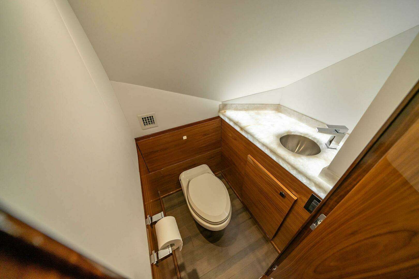 2027 Viking 82 Skybridge - Image 8