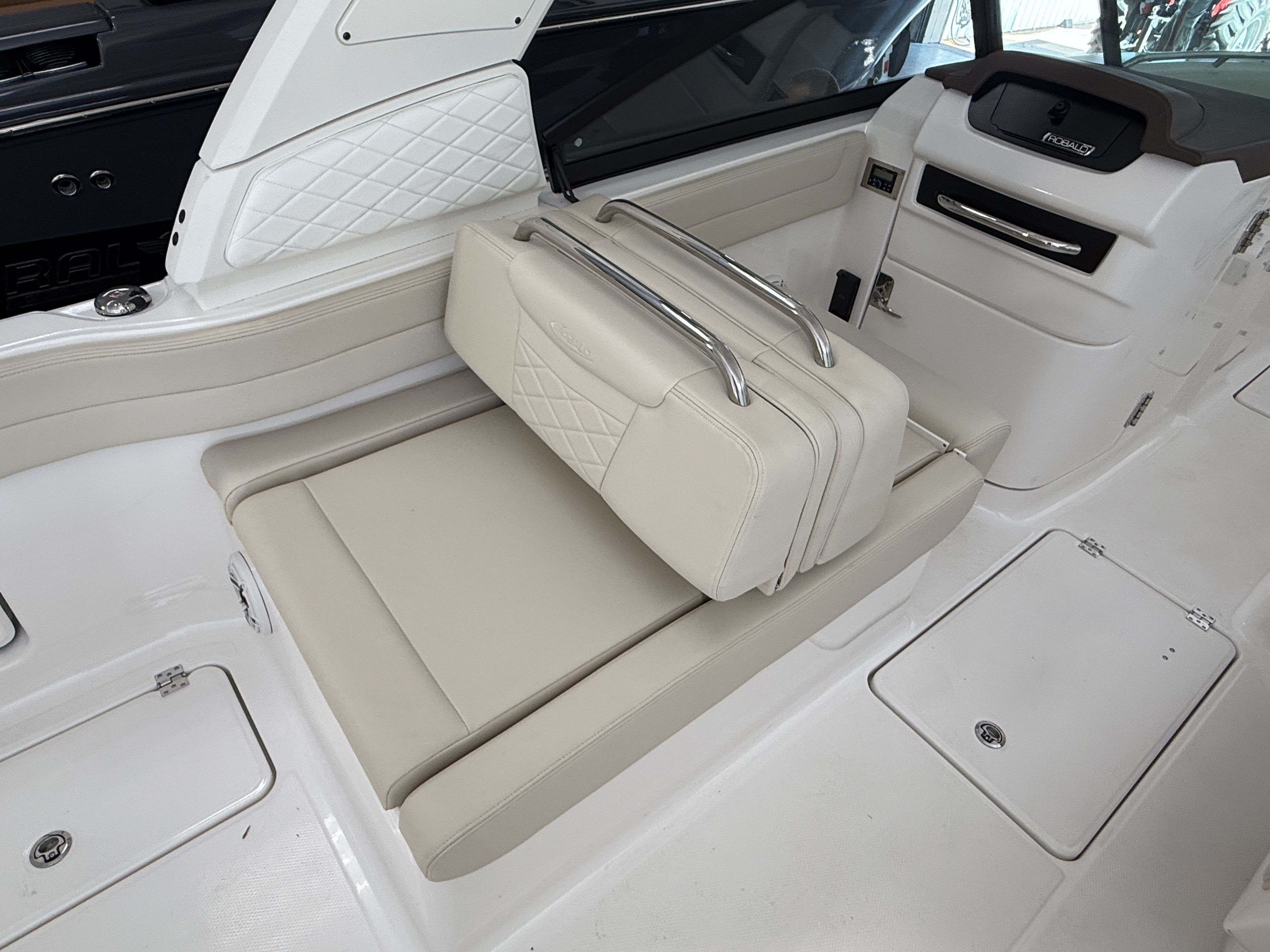 2026 Robalo 257 Dual Console - 11