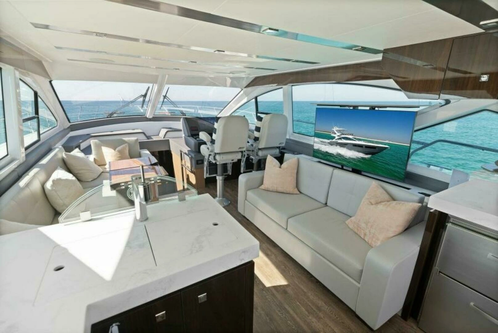 2023 Cruisers Yachts 60 Cantius Fly - Image 4