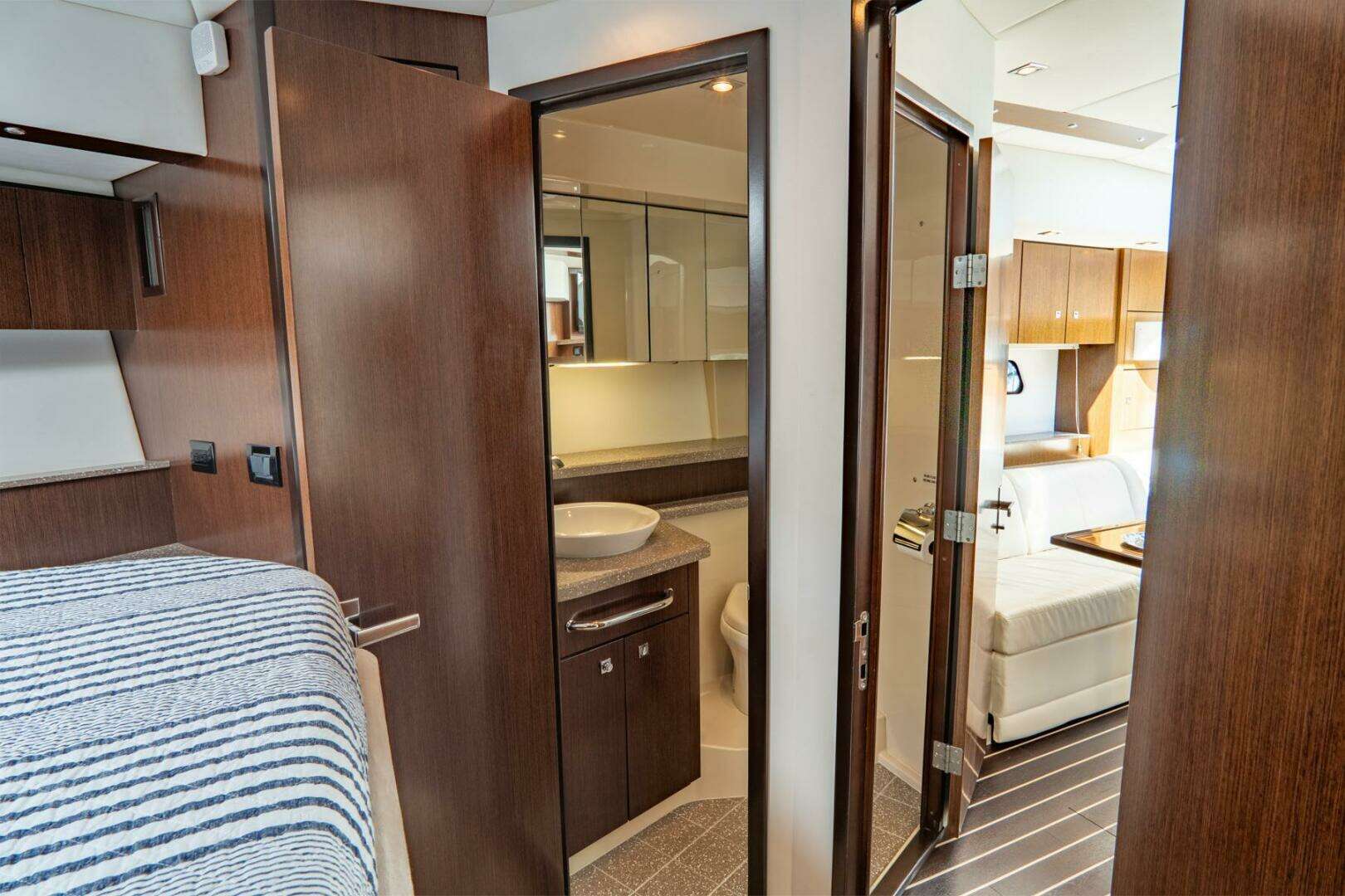 2013 Cruisers Yachts 48 Cantius - Image 26