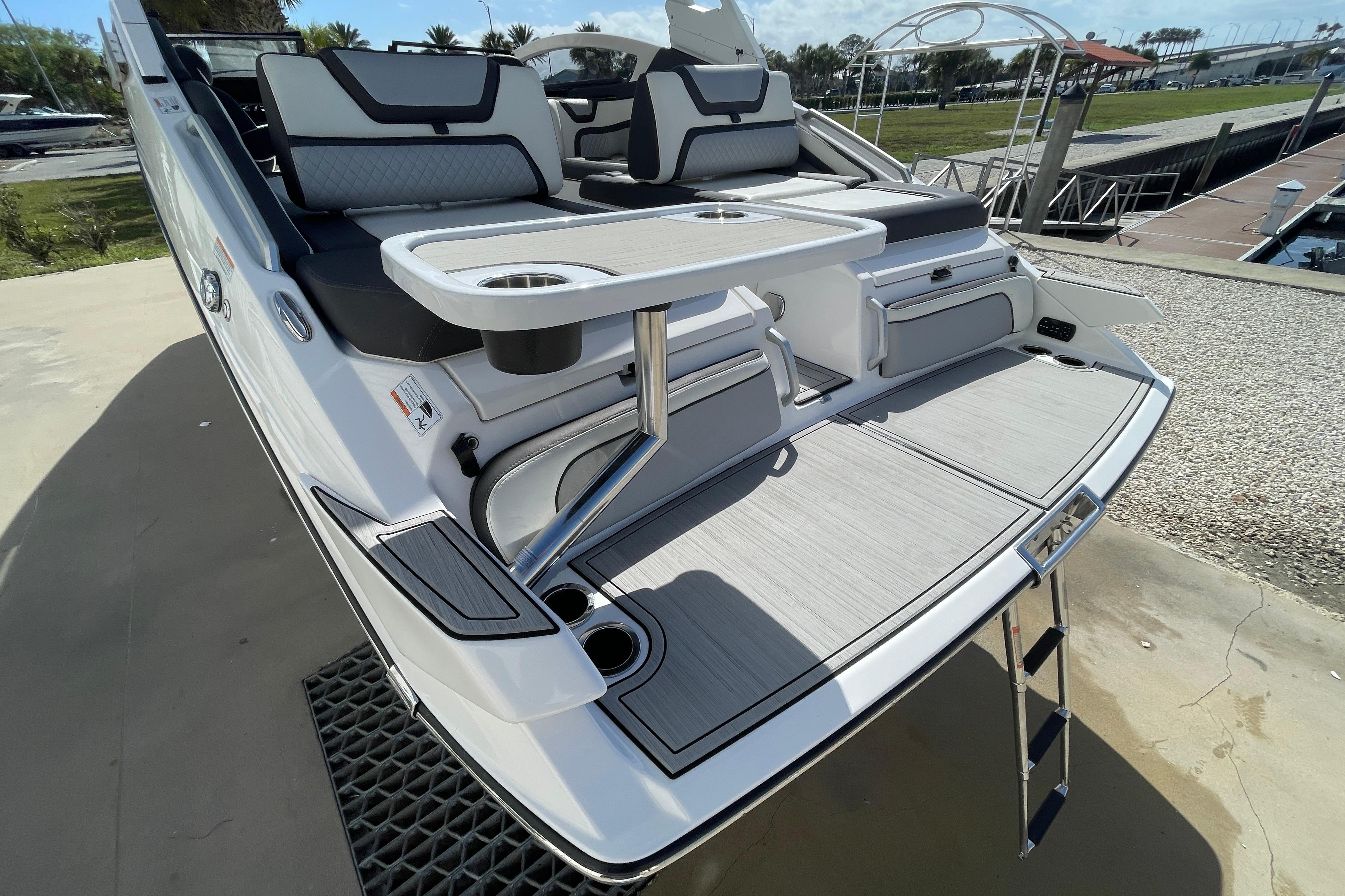 2021 Yamaha Boats 275SE, rear view with seating and swim platform.