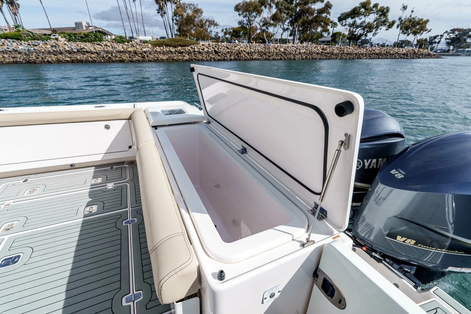 2018 Pursuit 385 Offshore - Image 15