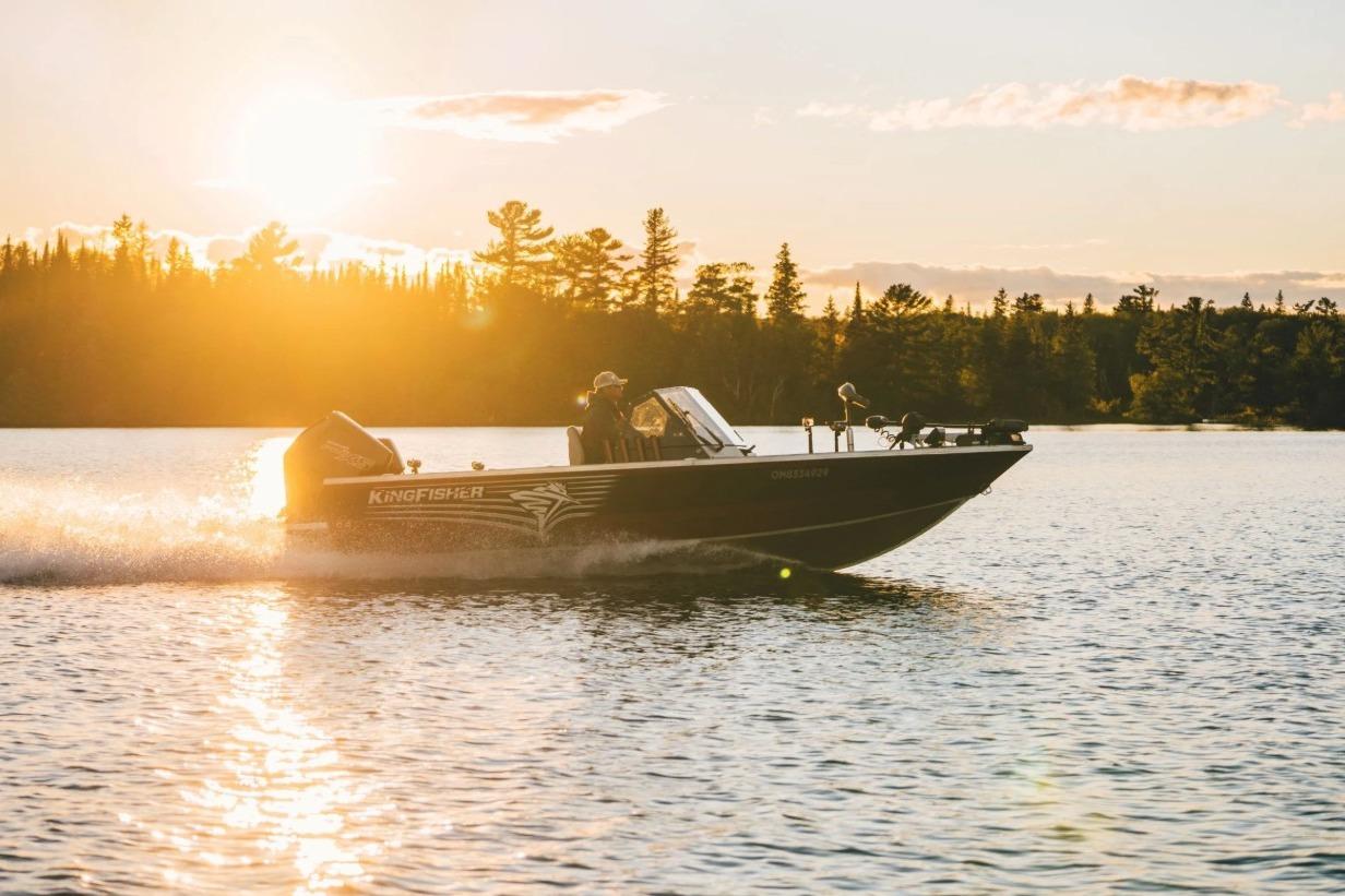 KingFisher 1925 Arrow Sport boat cruising on a lake at sunset, 2026 model.