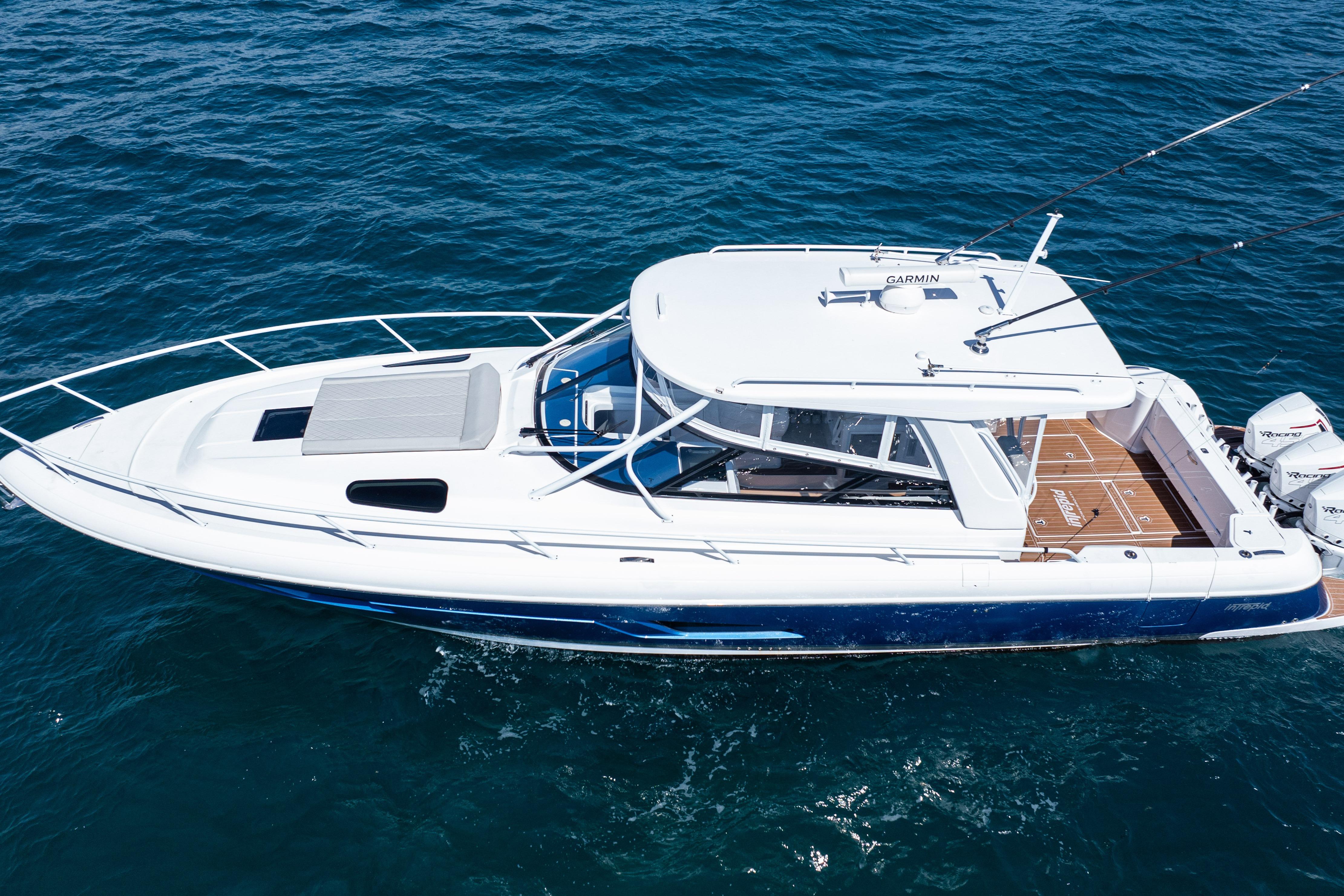 2018 Intrepid 438 Evolution yacht cruising on open water, top view.