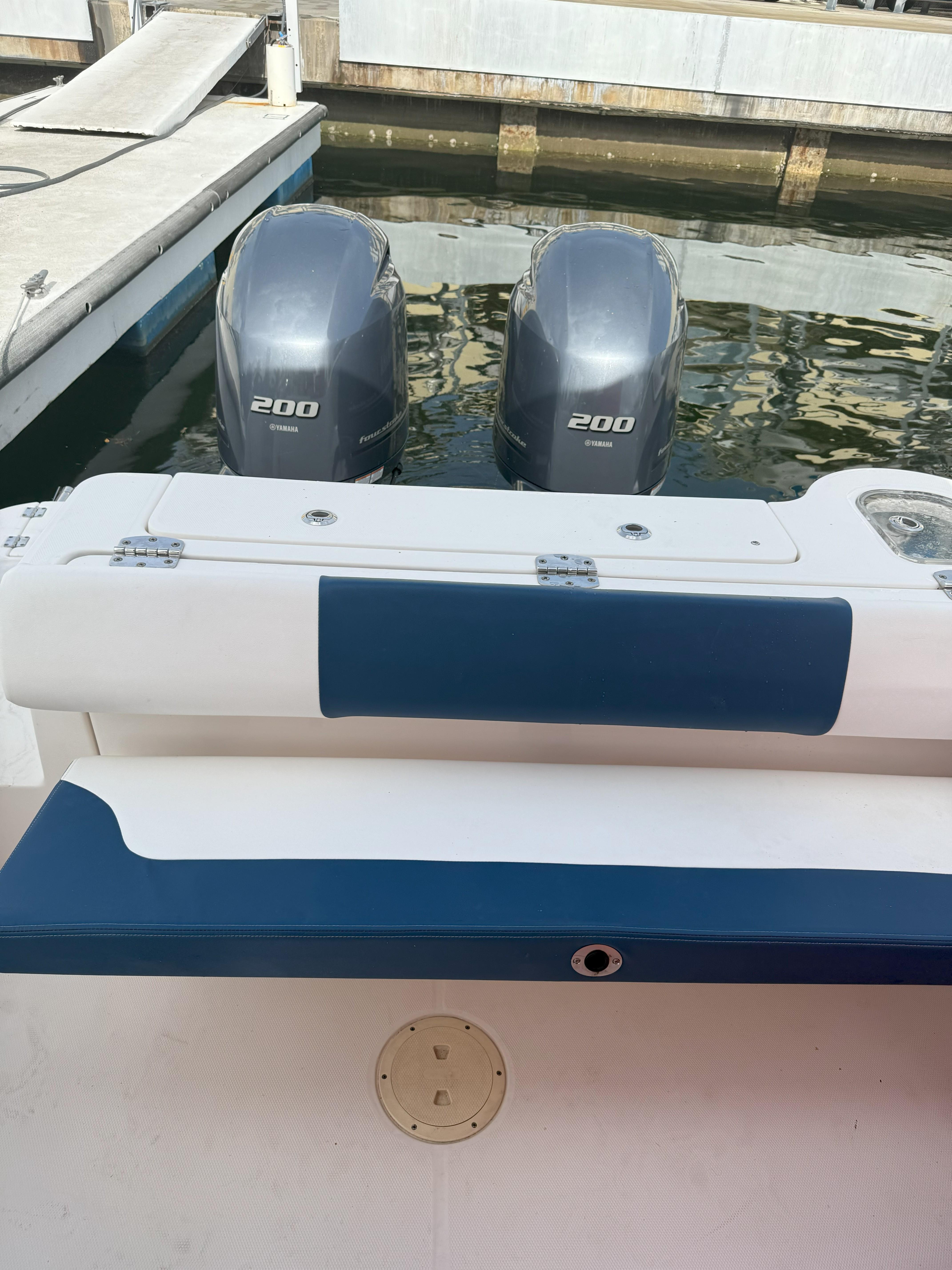 2022 Robalo R247 Dual Console - 10