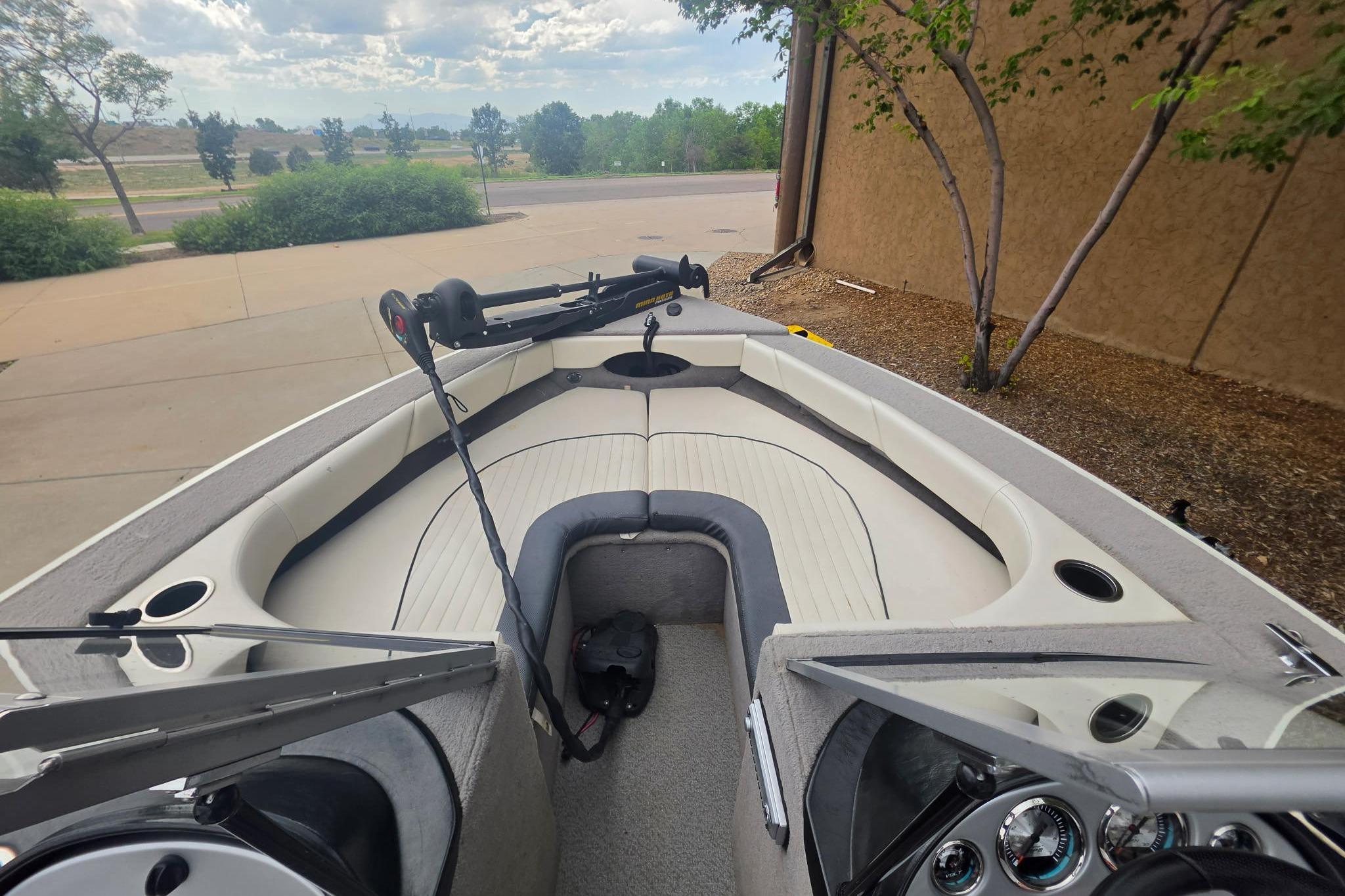 2010 Starcraft NexStar 1910 I/O boat interior with seating and steering console.