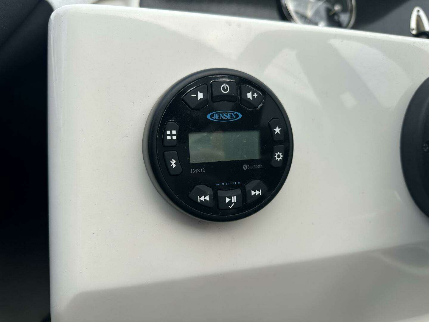 2023 Bayliner M17 - Image 11