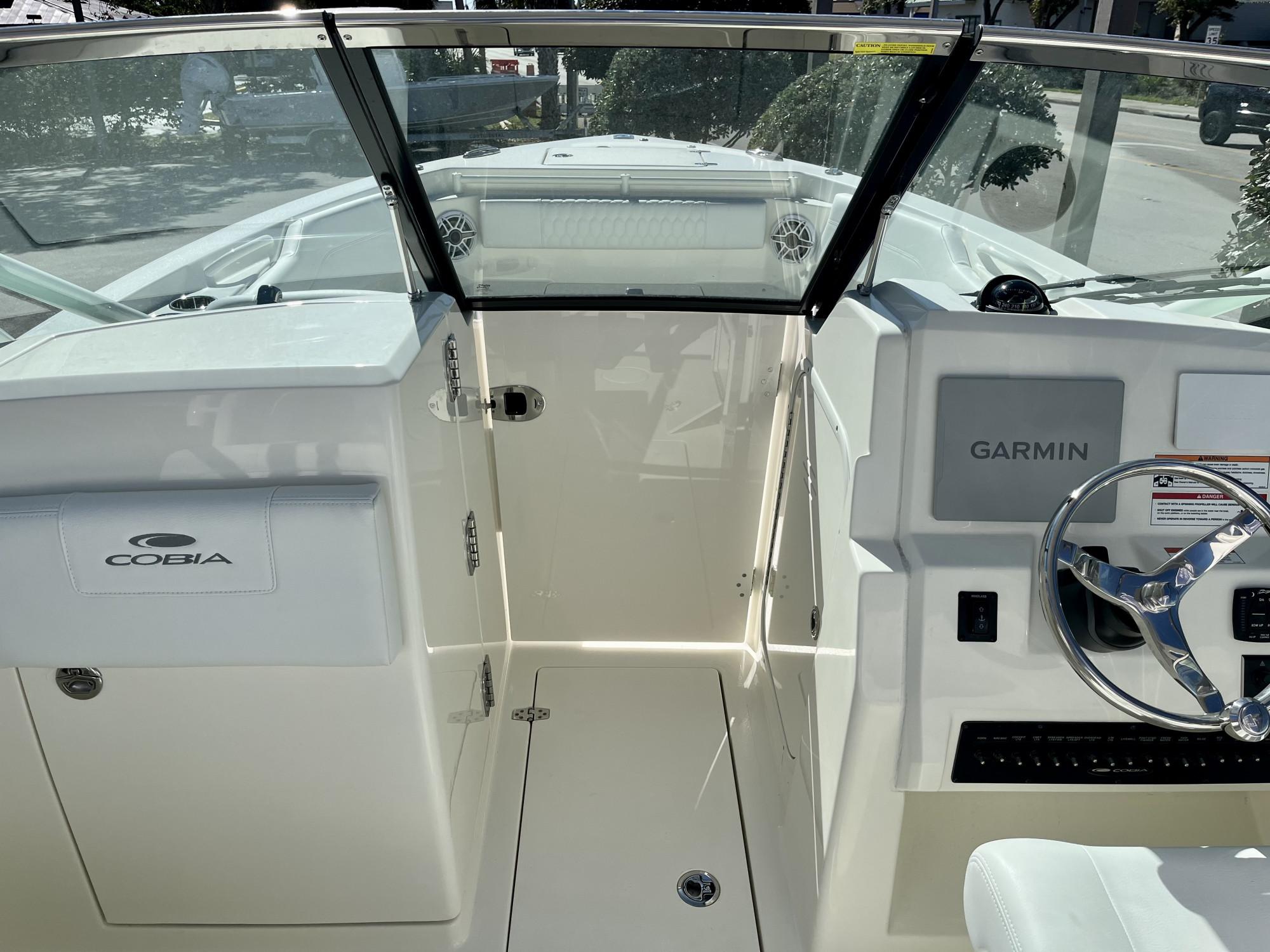 2025 Cobia 240 Dual Console - 20