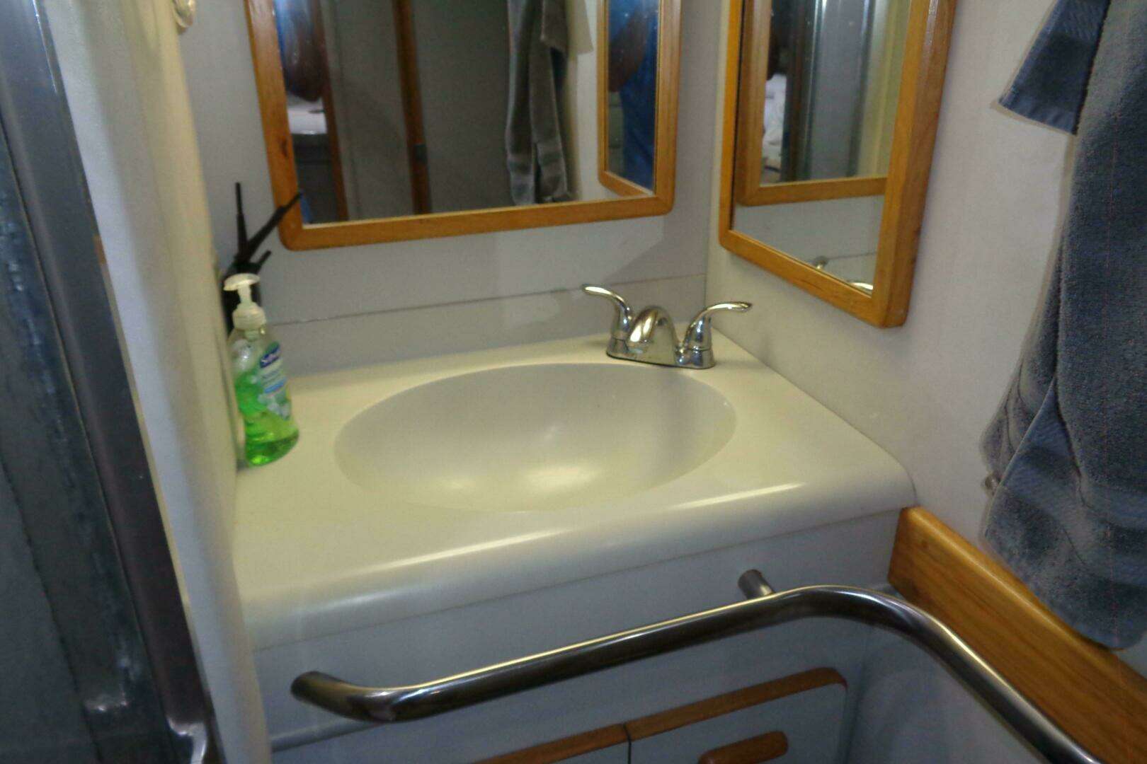 1991 Sea Ray 480 Sundancer - Image 63