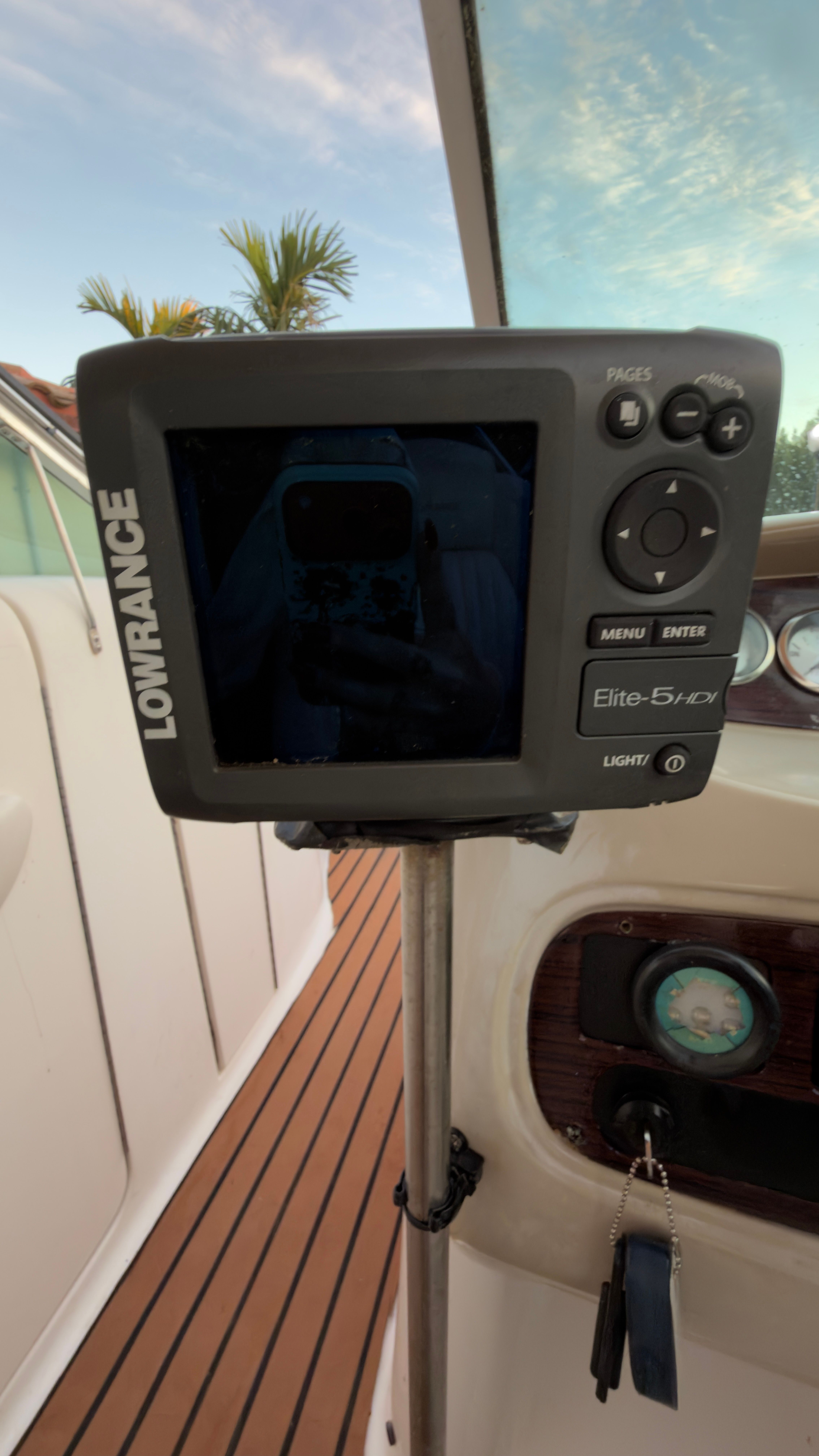 Lowrance Elite-5 HDI on 2003 Chaparral 263 Sunesta Deckboat.