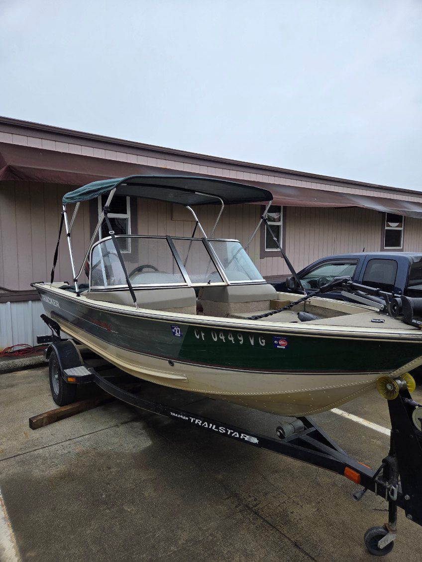 2002 Bass Tracker Pro Deep V-16 Combo