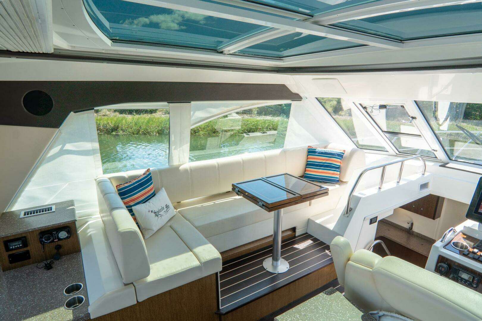 2013 Cruisers Yachts 48 Cantius - Image 22