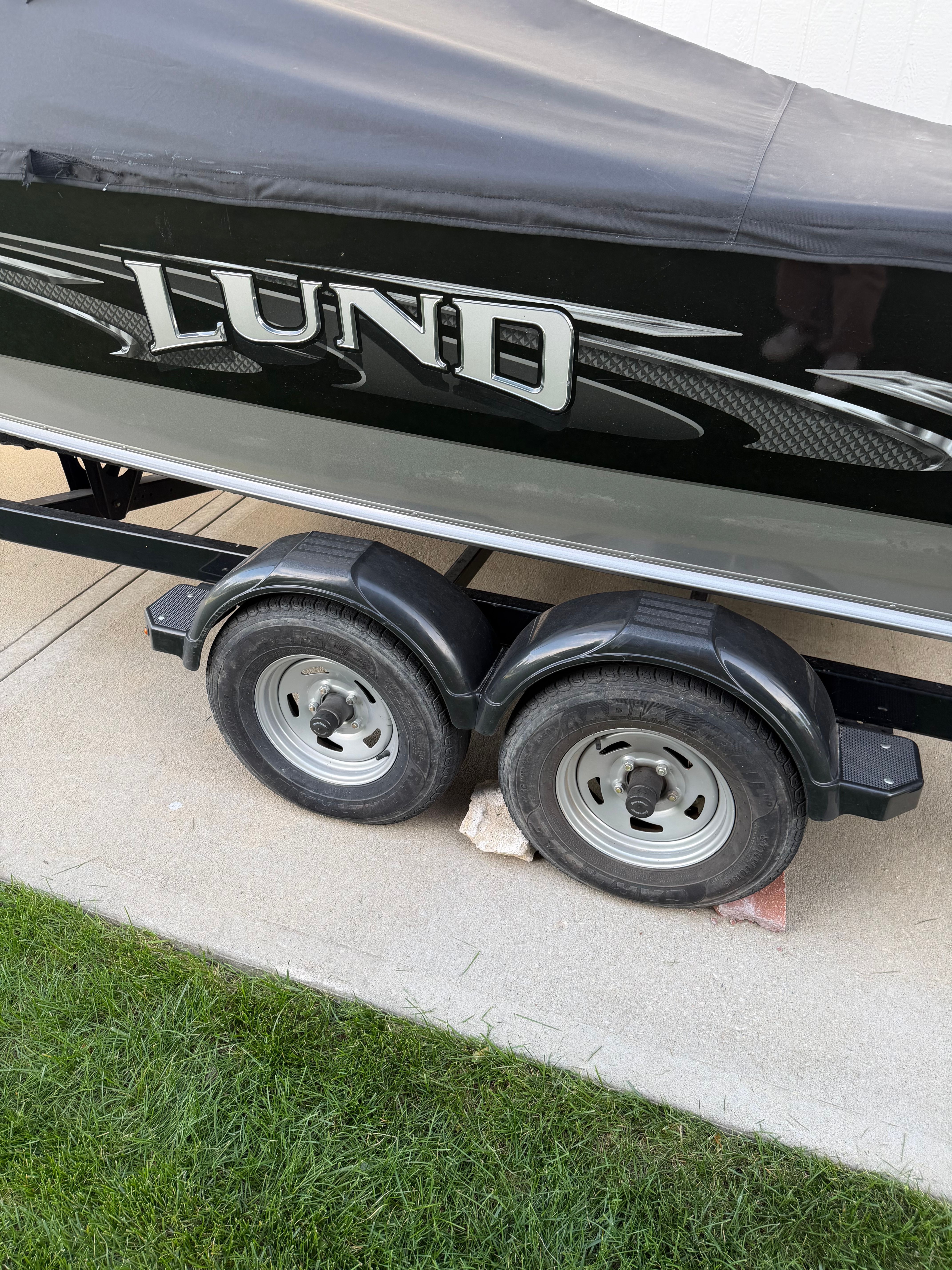 2017 Lund Pro V 1975 boat on trailer, side view.