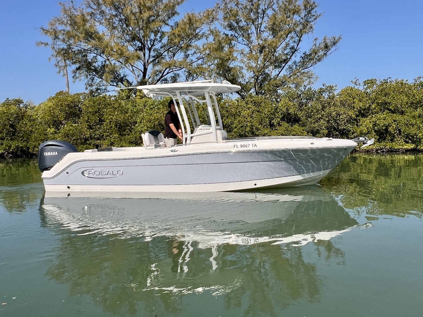 2021 Robalo R242 Explorer - Image 6